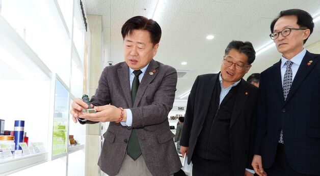 성산면세점 둘러보는 오영훈 제주지사