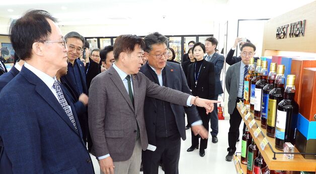성산면세점 둘러보는 오영훈 제주지사