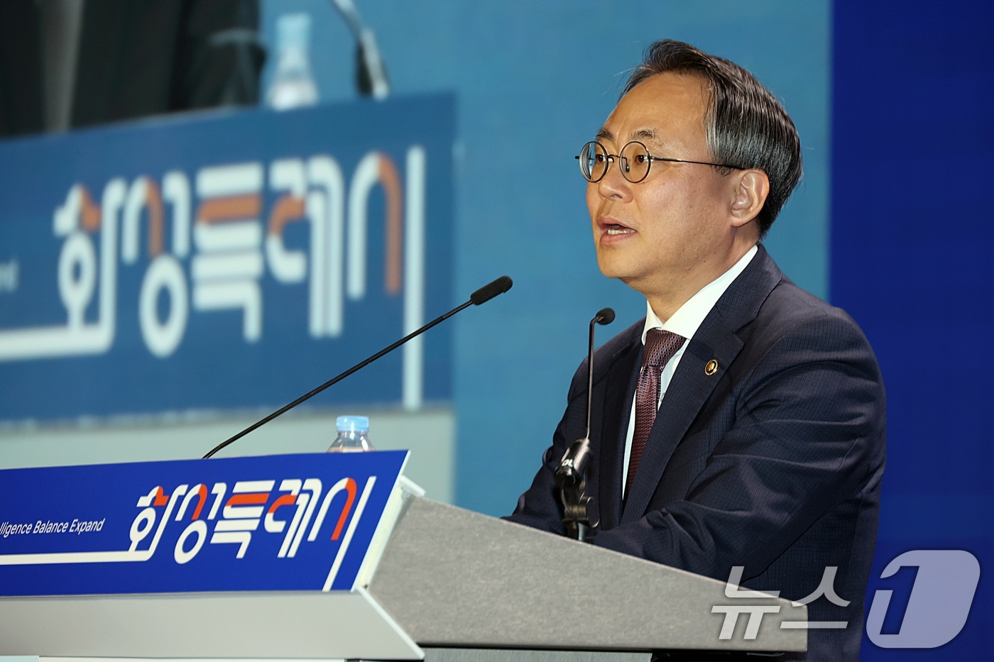 (서울=뉴스1) = 고기동 행정안전부 장관 직무대행이 21일 경기 수원과학대학교에서 열린 화성특례시 출범식에서 축사를 하고 있다. (행정안전부 제공. 재판매 및 DB 금지) 202 …