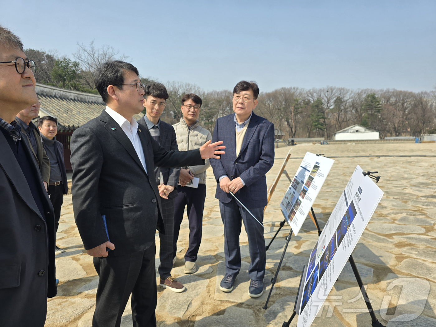 (서울=뉴스1) = 최응천 국가유산청장이 21일 오전 서울 종로구 종묘 정전을 방문해 관계자들과 보수 현황을 점검하고 있다. (국가유산청 제공. 재판매 및 DB 금지) 2025.3 …