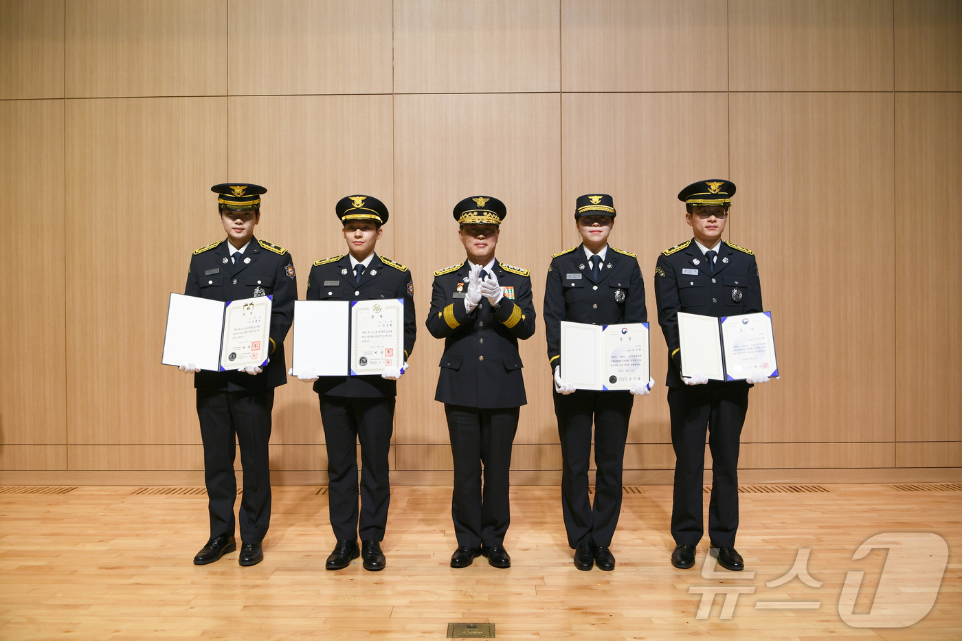 (서울=뉴스1) = 허석곤 소방청장이 21일 충남 공주 중앙소방학교에서 열린 제30기 소방간부후보생 졸업 및 임용식에서 성적우수자들에게 상장을 수여한 후 기념촬영을 하고 있다. ( …