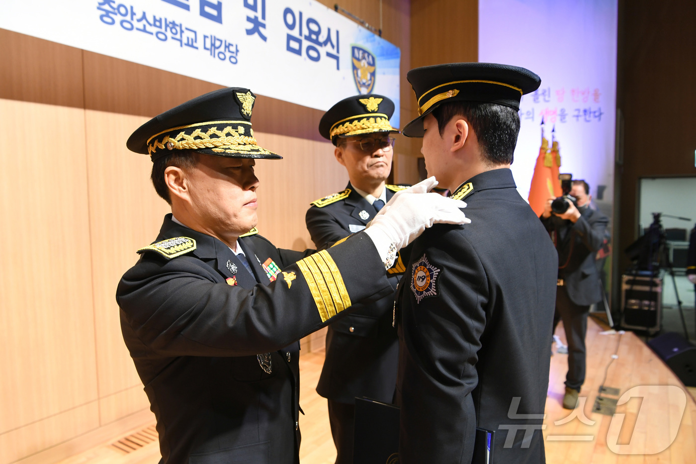 (서울=뉴스1) = 허석곤 소방청장이 21일 충남 공주 중앙소방학교에서 열린 제30기 소방간부후보생 졸업 및 임용식에서 졸업생들에게 계급장을 달아주고 있다. (소방청 제공. 재판매 …