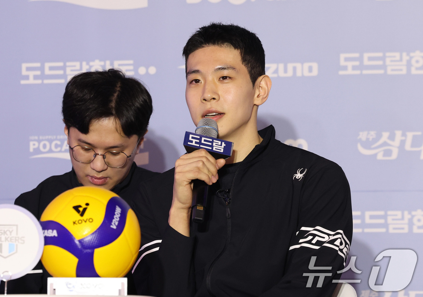 (서울=뉴스1) 박지혜 기자 = 황승빈 현대캐피탈 대표선수가 21일 서울 강남구 리베라호텔에서 열린 도드람 2024-25 V리그 포스트시즌 미디어데이에서 각오를 밝히고 있다. 20 …