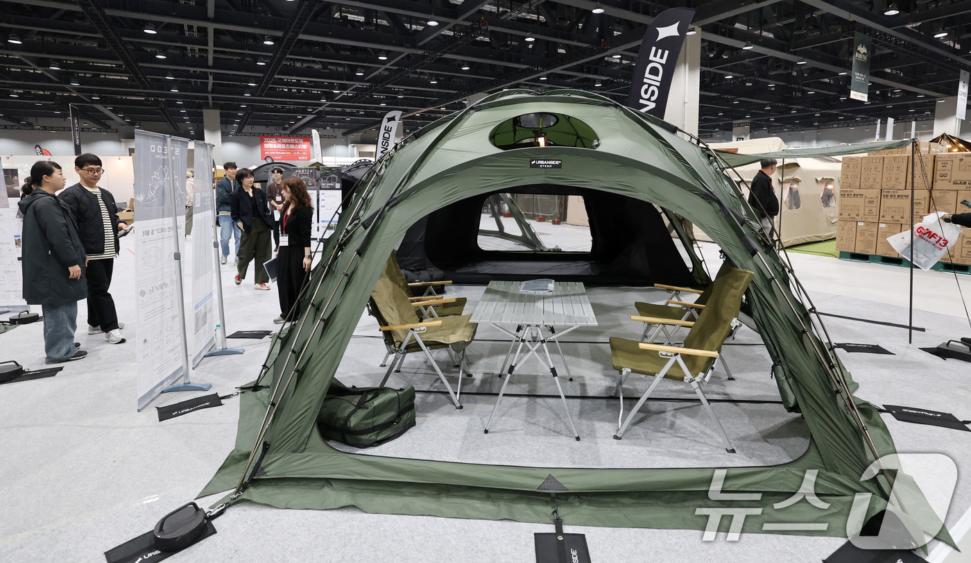 (서울=뉴스1) 박세연 기자 = 21일 서울 강서구 코엑스 마곡에서 열린 ‘2025 국제아웃도어캠핑&레포츠페스티벌(고카프)’를 찾은 관람객들이 텐트를 비롯한 캠핑 용품을 살펴보고 …