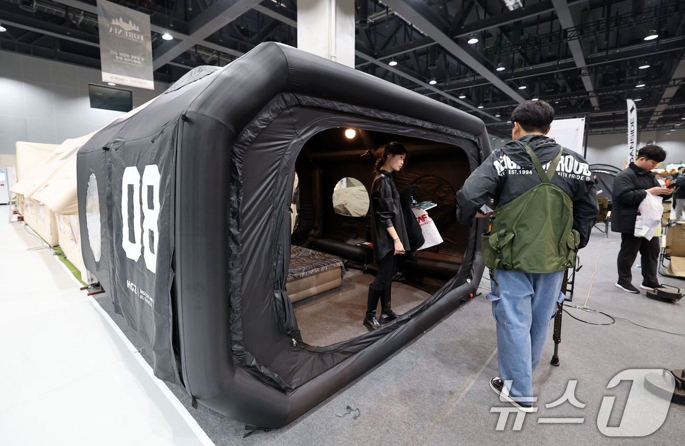 (서울=뉴스1) 박세연 기자 = 21일 서울 강서구 코엑스 마곡에서 열린 ‘2025 국제아웃도어캠핑&레포츠페스티벌(고카프)’를 찾은 관람객들이 텐트를 비롯한 캠핑 용품을 살펴보고 …