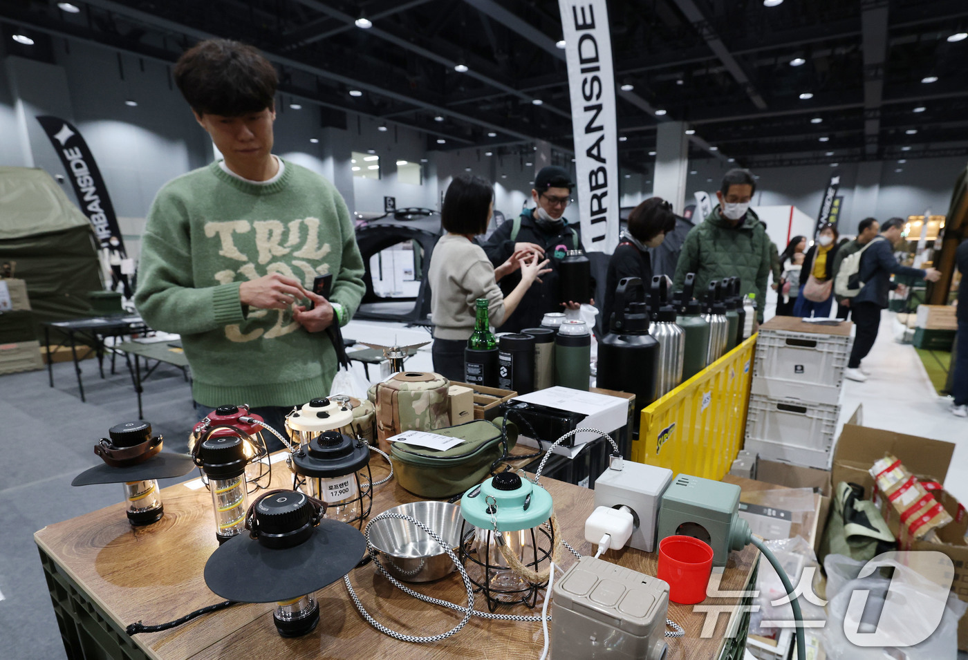 (서울=뉴스1) 박세연 기자 = 21일 서울 강서구 코엑스 마곡에서 열린 ‘2025 국제아웃도어캠핑&레포츠페스티벌(고카프)’를 찾은 관람객들이 캠핑 용품을 살펴보고 있다.캠핑 장비 …