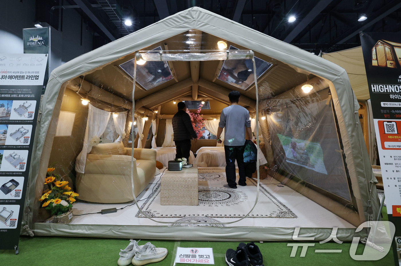 (서울=뉴스1) 박세연 기자 = 21일 서울 강서구 코엑스 마곡에서 열린 ‘2025 국제아웃도어캠핑&레포츠페스티벌(고카프)’를 찾은 관람객들이 에어텐트를 살펴보고 있다.캠핑 장비와 …