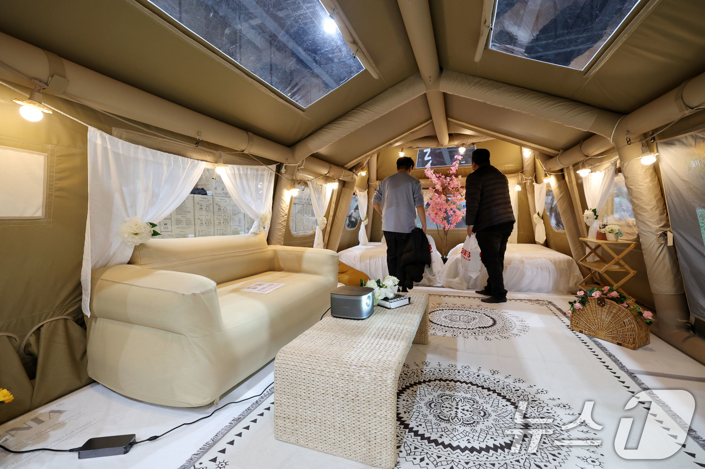 (서울=뉴스1) 박세연 기자 = 21일 서울 강서구 코엑스 마곡에서 열린 ‘2025 국제아웃도어캠핑&레포츠페스티벌(고카프)’를 찾은 관람객들이 텐트 내부를 살펴보고 있다.캠핑 장비 …