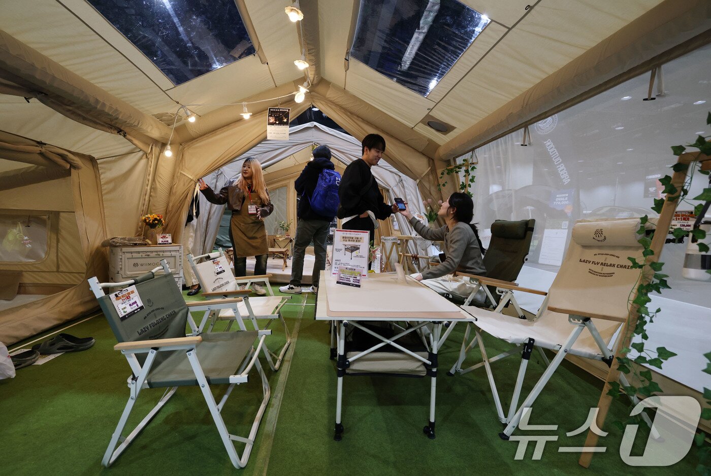 본문 이미지 - 서울 강서구 코엑스 마곡에서 열린 ‘2025 국제아웃도어캠핑&레포츠페스티벌&#40;고카프&#41;’를 찾은 관람객들이 텐트내부를 살펴보고 있다.2025.3.21/뉴스1 ⓒ News1 박세연 기자
