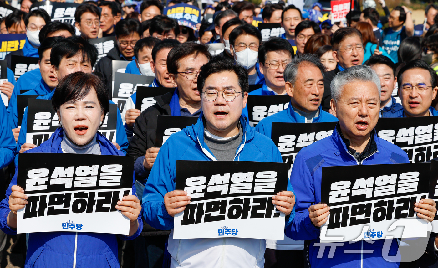 (서울=뉴스1) 안은나 기자 = 더불어민주당 전현희 최고위원(앞줄 왼쪽부터), 박찬대 원내대표, 홍성국 최고위원이 21일 오후 서울 여의도 국회에서 내란수괴 윤석열 파면 촉구 9차 …