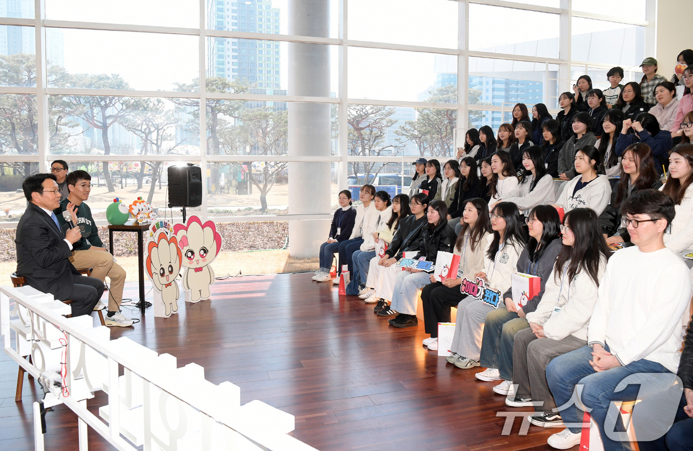 (광주=뉴스1) 박준배 기자 = 강기정 광주시장이 21일 오후 광주시청 시민홀에서 이화여대 사범대 학생들과 미니 토크를 하고 있다. (광주시 제공. 재판매 및 DB 금지) 2025 …