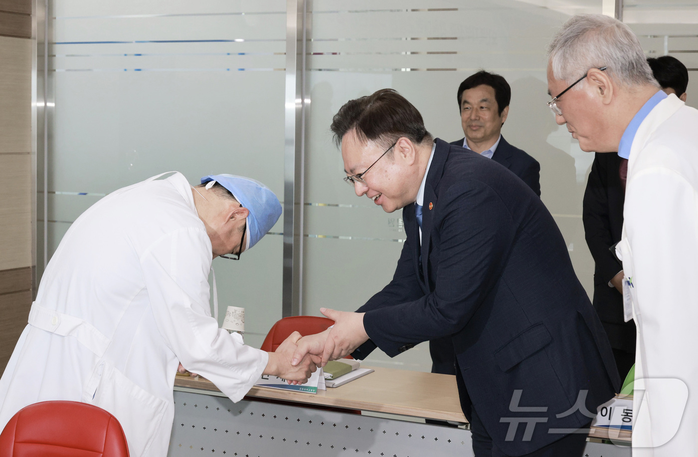 (서울=뉴스1) = 조규홍 보건복지부 장관이 21일 강원도 춘천 소재의 강원대학교병원을 방문해 비상진료체계 점검 및 현장 의료진 격려하고 있다. (보건복지부 제공. 재판매 및 DB …