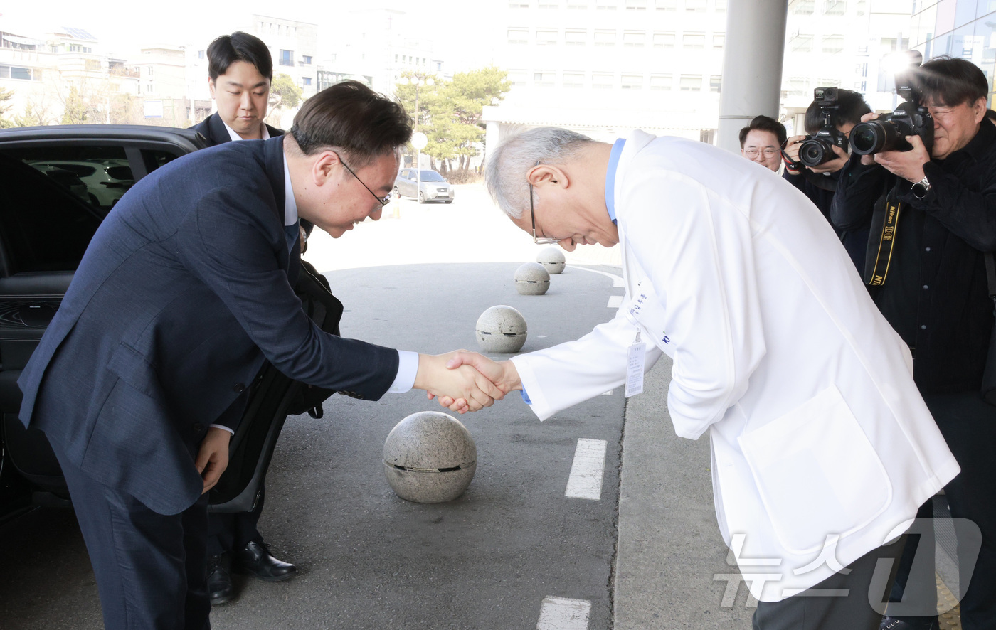 (서울=뉴스1) = 조규홍 보건복지부 장관이 21일 강원도 춘천 소재의 강원대학교병원을 방문해 비상진료체계 점검 및 현장 의료진 격려하기에 앞서 남우동 병원장과 인사하고 있다. ( …