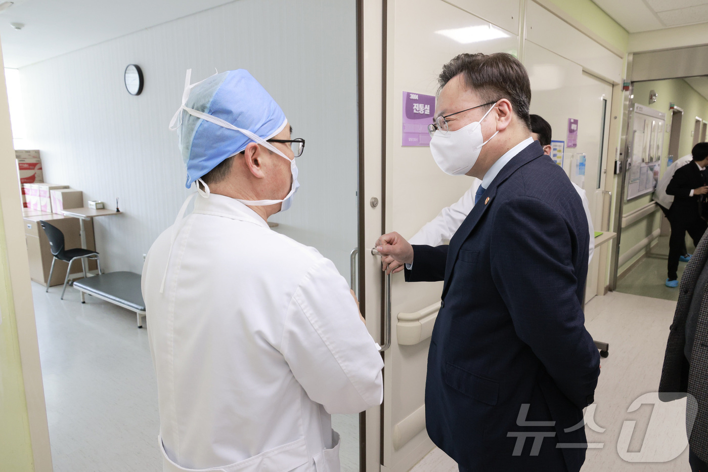 (서울=뉴스1) = 조규홍 보건복지부 장관이 21일 강원도 춘천 소재의 강원대학교병원을 방문해 비상진료체계 점검 및 현장 의료진 격려하고 있다. (보건복지부 제공. 재판매 및 DB …