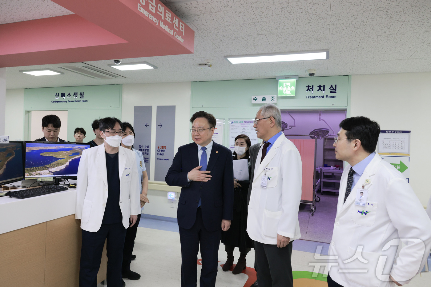 (서울=뉴스1) = 조규홍 보건복지부 장관이 21일 강원도 춘천 소재의 강원대학교병원을 방문해 비상진료체계 점검 및 현장 의료진 격려하고 있다. (보건복지부 제공. 재판매 및 DB …