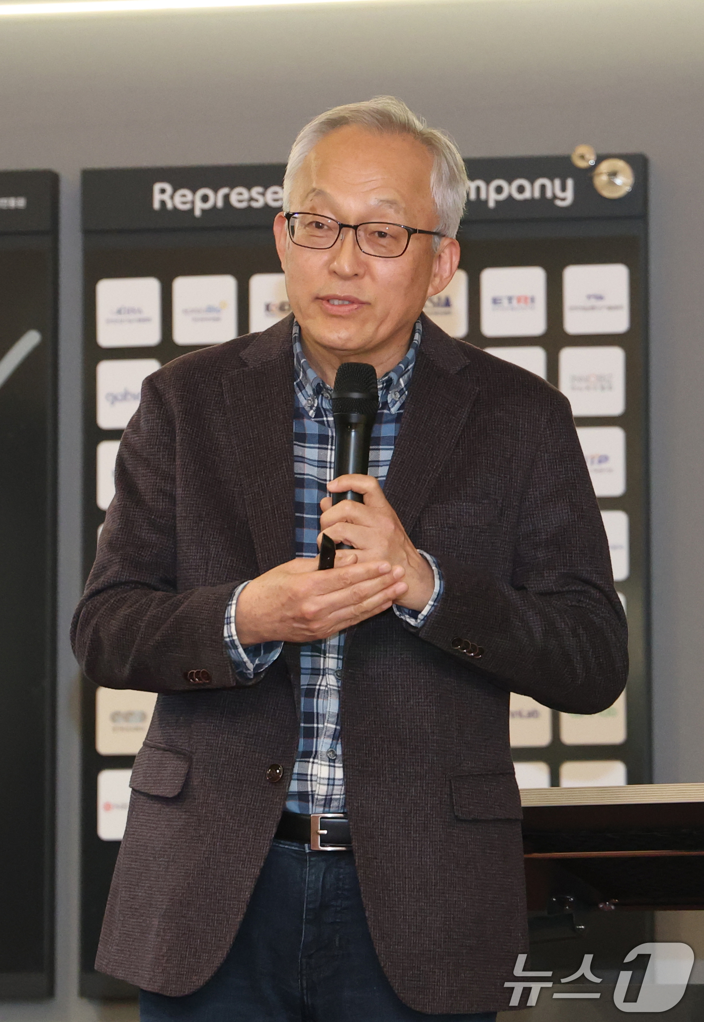 (성남=뉴스1) 김영운 기자 = 이익환 알로팍스알고 대표이사가 21일 오후 경기 성남시 분당구 판교더링크 회의장에서 열린 '반려동물 산업 육성 협의회' 제11회 IR(기업설명회)데 …