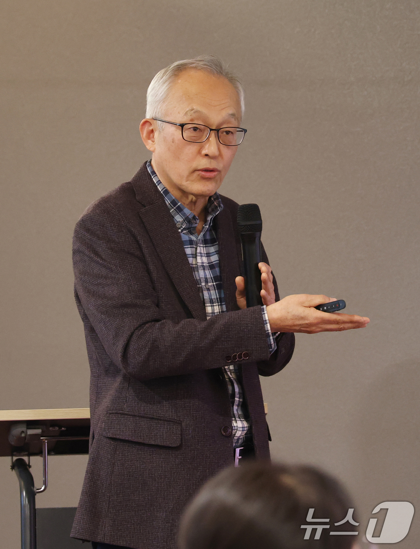 (성남=뉴스1) 김영운 기자 = 이익환 알로팍스알고 대표이사가 21일 오후 경기 성남시 분당구 판교더링크 회의장에서 열린 '반려동물 산업 육성 협의회' 제11회 IR(기업설명회)데 …