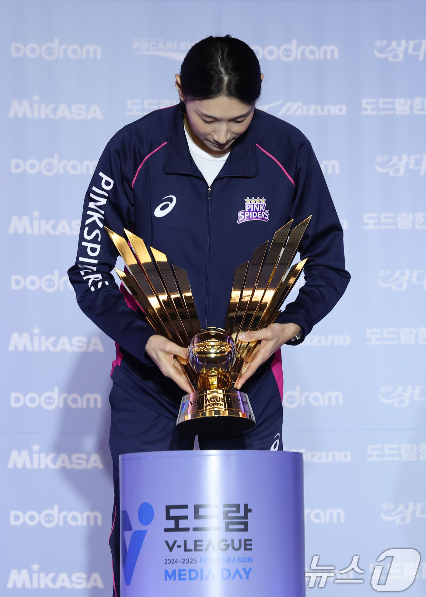 (서울=뉴스1) 박지혜 기자 = 흥국생명 김연경이 21일 서울 강남구 리베라호텔에서 열린 도드람 2024-25 V리그 포스트시즌 미디어데이에서 우승트로피를 들어보고 있다. 2025 …