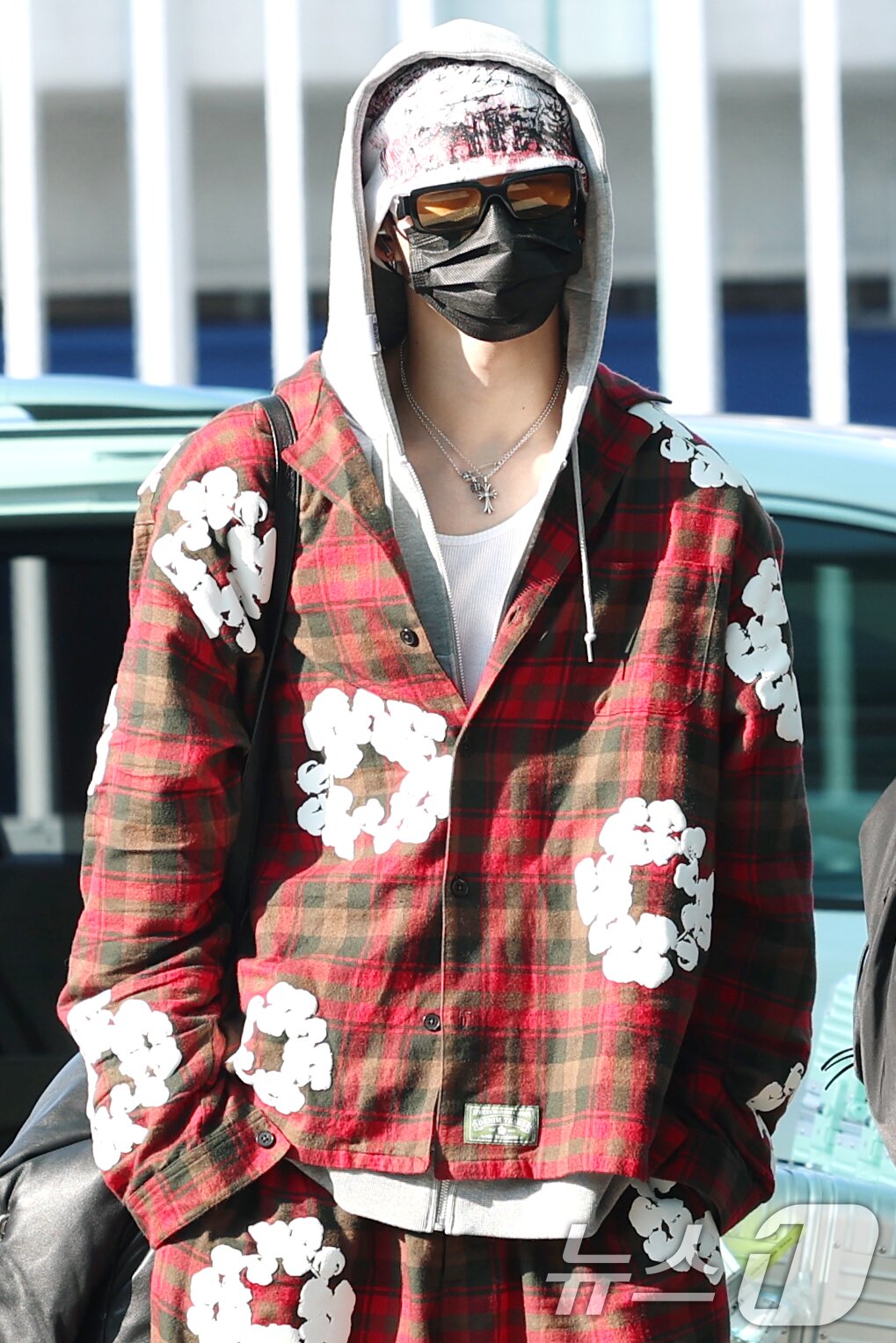 엔하이픈 니키, 화려한 공항 패션