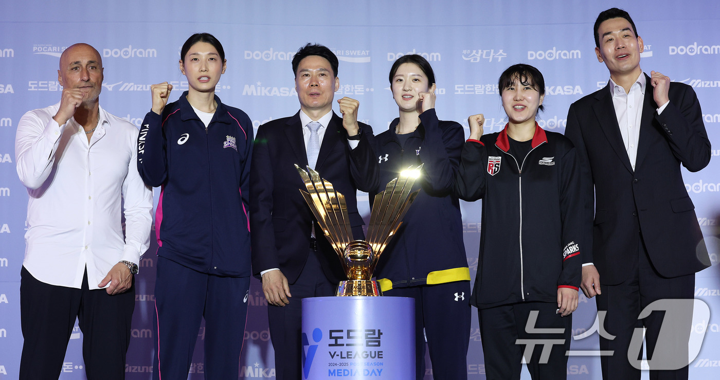 (서울=뉴스1) 박지혜 기자 = 21일 서울 강남구 리베라호텔에서 열린 도드람 2024-25 V리그 포스트시즌 미디어데이에서 선수들과 감독들이 기념 촬영을 하고 있다.왼쪽부터 마르 …