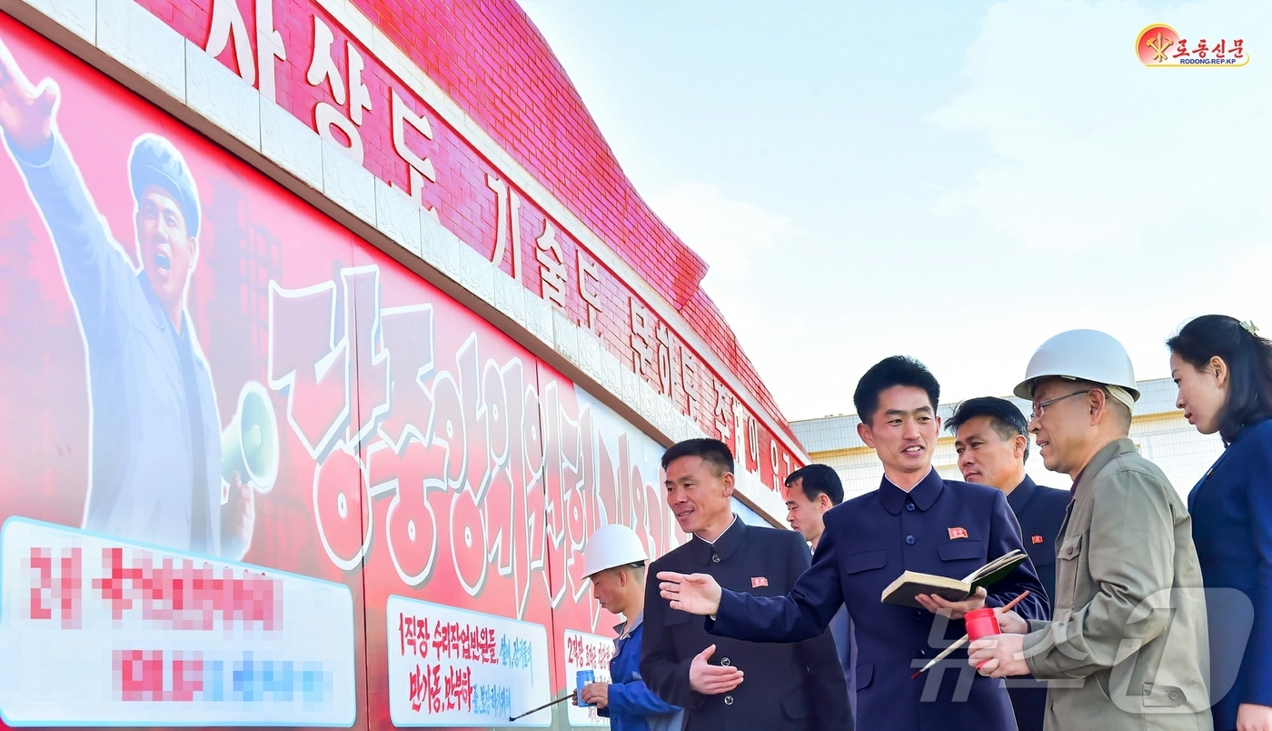 (평양 노동신문=뉴스1) = 북한 노동당 기관지 노동신문은 22일 당 결정 관철을 위한 선동 활동을 벌이고 있는 현장을 조명했다. [국내에서만 사용가능. 재배포 금지. DB 금지. …