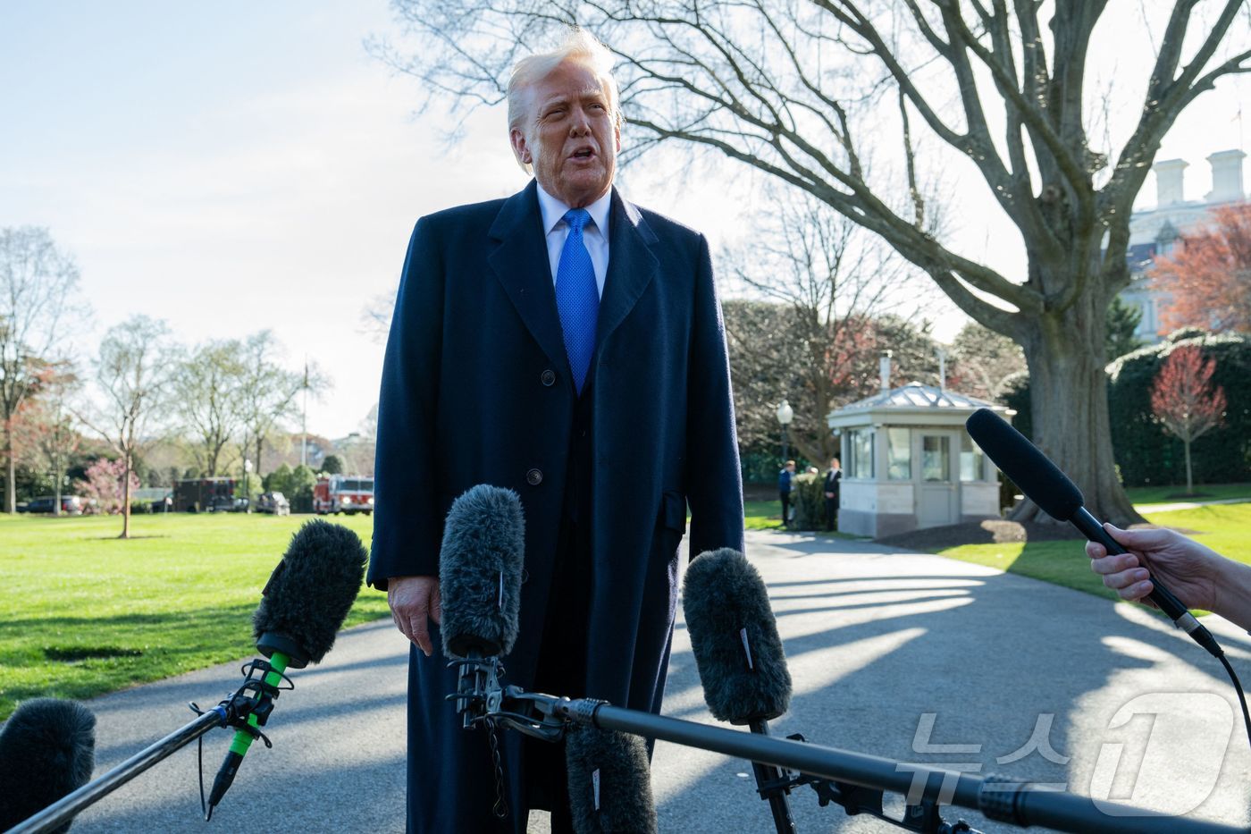 (워싱턴 AFP=뉴스1) 우동명 기자 = 도널드 트럼프 미국 대통령이 21일(현지시간) 뉴저지주 베드민스터에서 주말을 보내기 위해 워싱턴 백악관을 나서면서 취재진을 만나 “상호 관 …