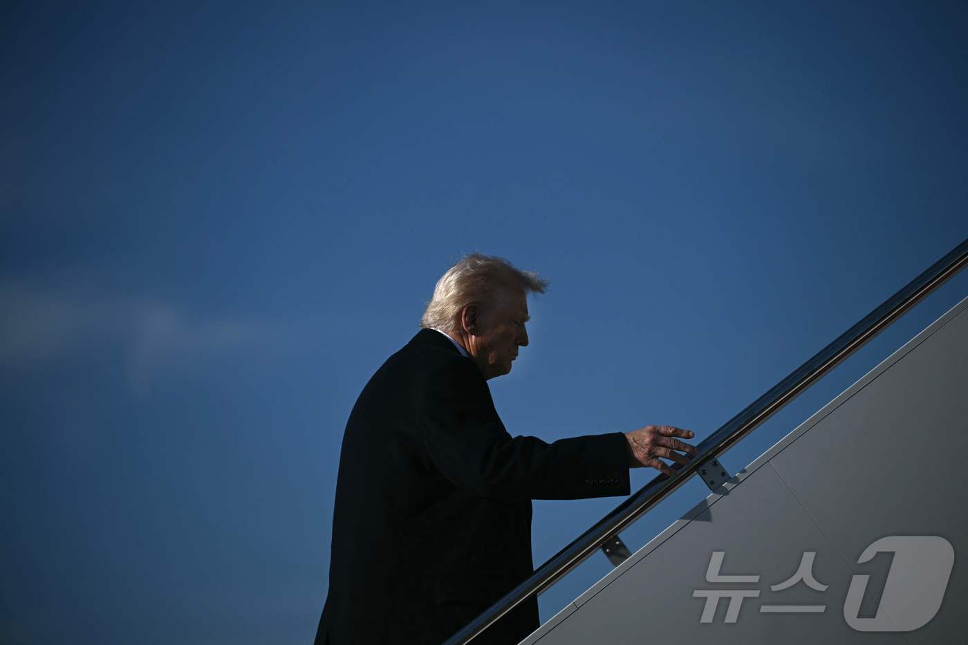 (워싱턴 AFP=뉴스1) 우동명 기자 = 도널드 트럼프 미국 대통령이 21일(현지시간) 뉴저지주 베드민스터에서 주말을 보내기 위해 워싱턴 인근 앤드루스 합동 기지서 전용기를 타고 …