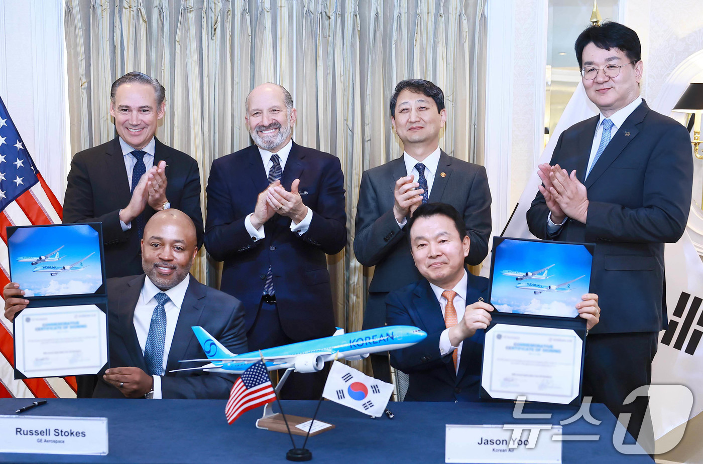 (서울=뉴스1) = 안덕근 산업통상자원부 장관이 21일(현지시간) 미국 워싱턴 D.C. 월라드호텔에서 열린 대한항공-보잉·GE에어로스페이스 간 협력강화를 위한 서명식에 참석해 조원 …