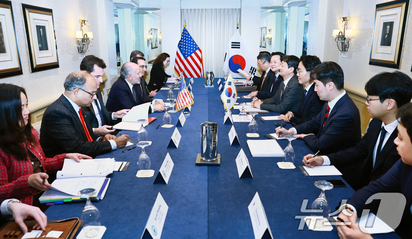 (서울=뉴스1) = 안덕근 산업통상자원부 장관이 21일(현지시간) 미국 워싱턴 D.C. 월라드호텔에서 하워드 러트닉(Howard Lutnick) 미국 상무부 장관과 면담을 갖고 있 …
