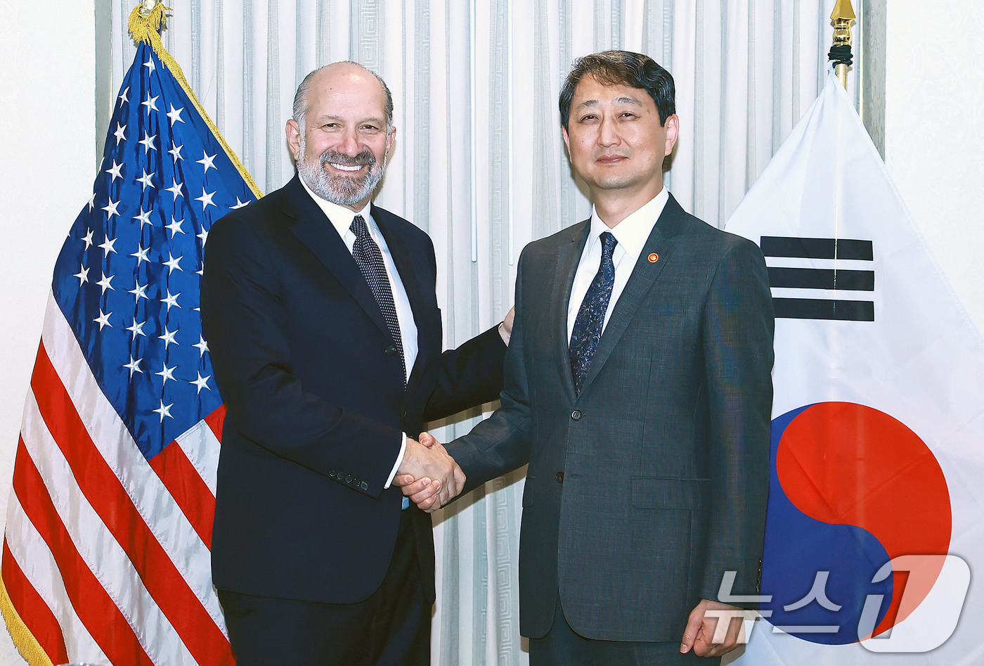 (서울=뉴스1) = 안덕근 산업통상자원부 장관이 21일(현지시간) 미국 워싱턴 D.C. 월라드호텔에서 하워드 러트닉(Howard Lutnick) 미국 상무부 장관과 면담을 갖고 기 …