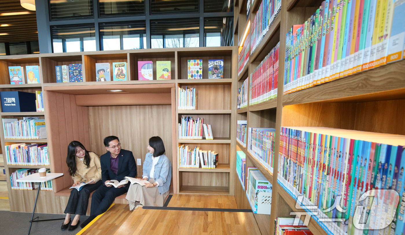 (대전=뉴스1) 김기태 기자 = 박희조 동구청장이 21일 대전 동구 '동네북네 북카페' 가양1동점에서 이용자들과 독서와 함께 소통하고 있다. 2025.3.22/뉴스1