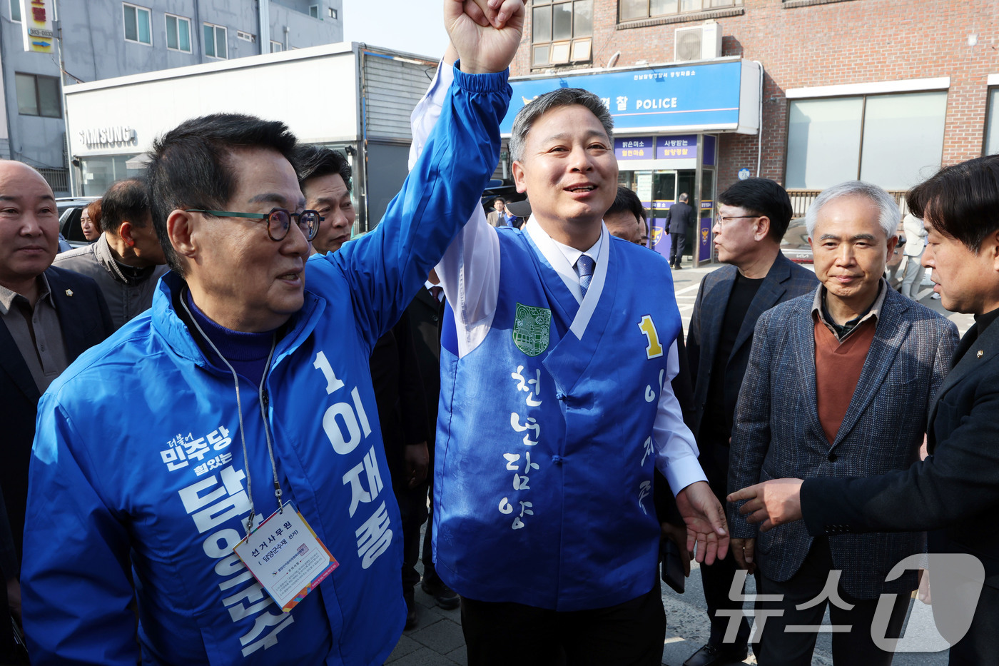 (담양=뉴스1) 박지현 기자 = 박지원 더불어민주당 의원이 22일 오전 전남 담양군 중앙공원에서 이재종 후보 집중유세에 참여해 지지를 호소하고 있다. 2025.3.22/뉴스1