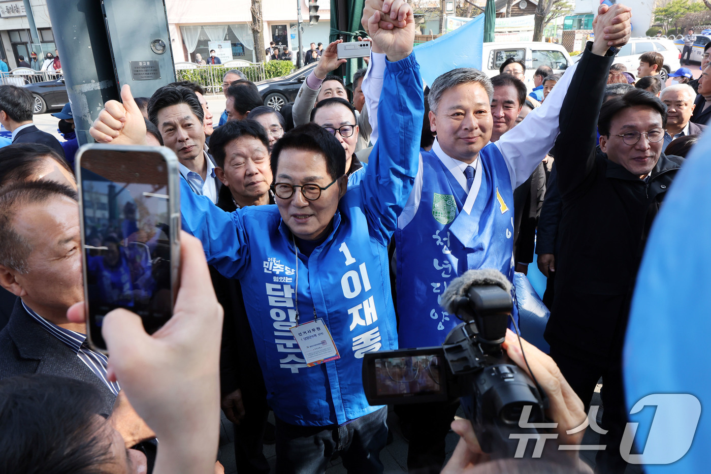 (담양=뉴스1) 박지현 기자 = 4·2 전남 담양군수 재선거를 앞둔 22일 오후 전남군 담양읍 담양시장에서 더불어민주당 박지원 의원이 이재종 후보의 유세를 지원하고 있다. 2025 …