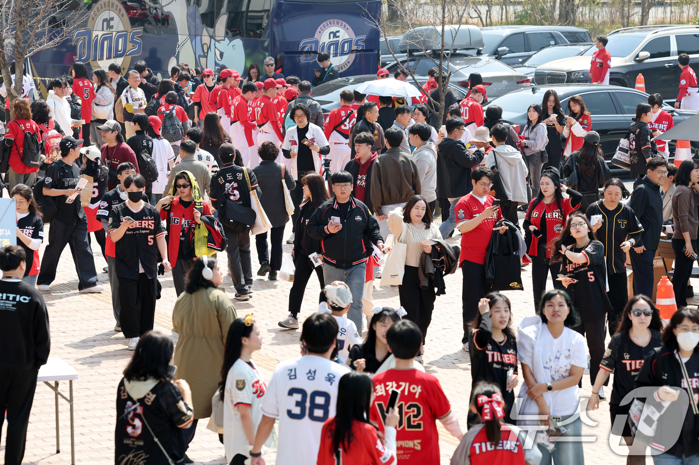 (광주=뉴스1) 이승현 기자 = 2025 신한 쏠 뱅크 KBO 리그 개막일인 22일 광주 기아챔피언스필드가 야구팬들로 북적이고 있다.  2025.3.22/뉴스1