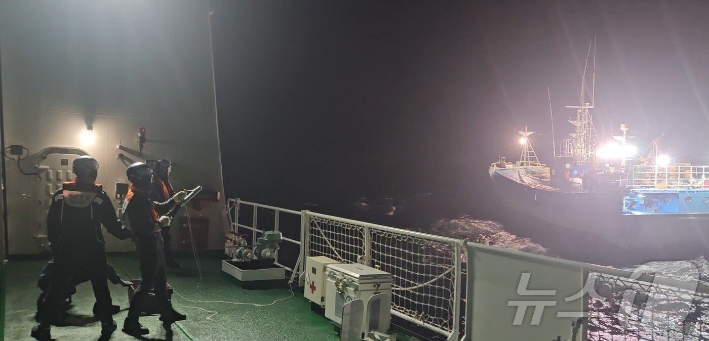 본문 이미지 - 기관고장 선박 예인구조 작업 모습.(동해해경 제공. 재판매 및 DB금지)/뉴스1