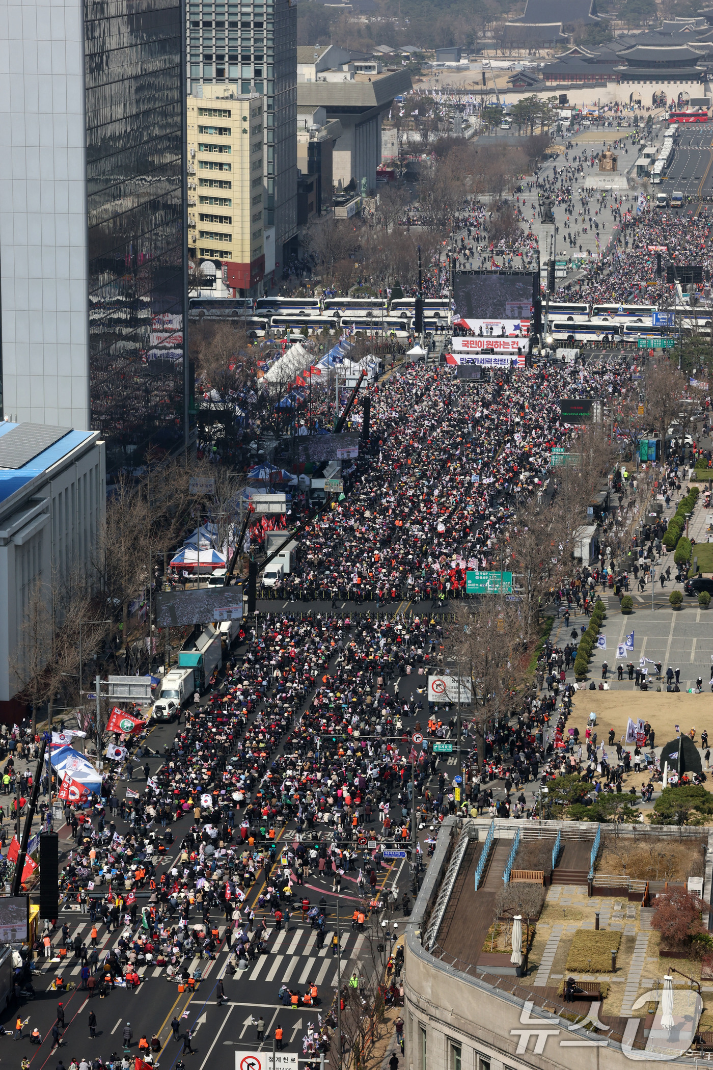 (서울=뉴스1) 박세연 기자 = 22일 서울 세종대로 사거리와 태평로 일대에서 열린 윤석열 대통령 탄핵반대집회에서 참석자들이 구호를 외치고 있다.  2025.3.22/뉴스1