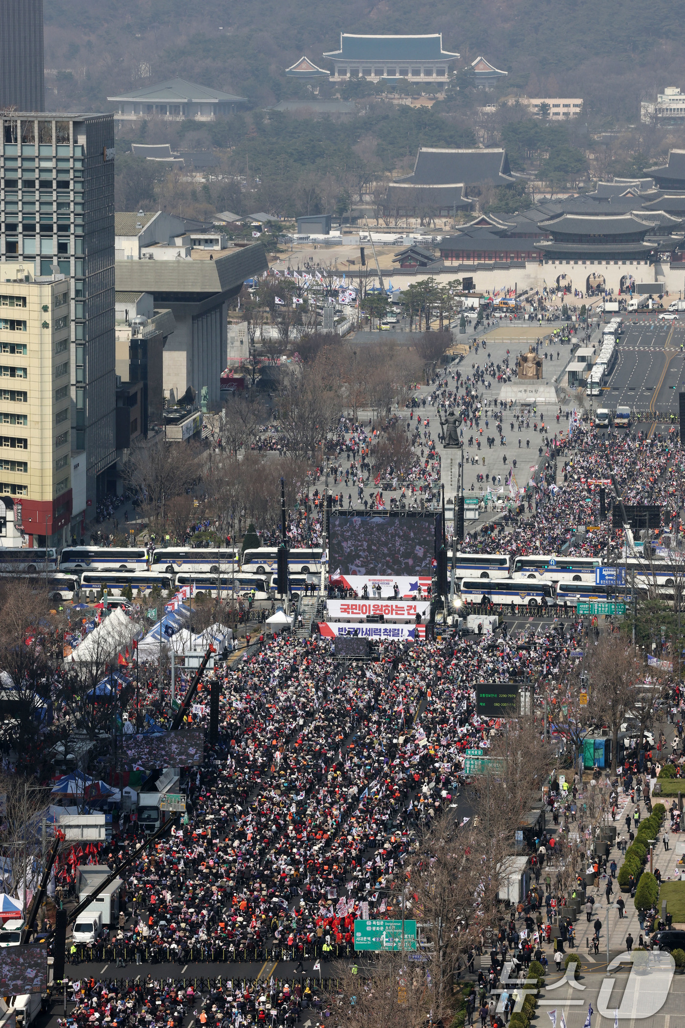 (서울=뉴스1) 박세연 기자 = 22일 서울 세종대로 사거리와 태평로 일대에서 열린 윤석열 대통령 탄핵반대집회에서 참석자들이 구호를 외치고 있다.  2025.3.22/뉴스1