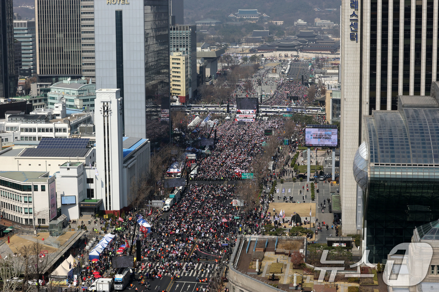 (서울=뉴스1) 박세연 기자 = 22일 서울 세종대로 사거리와 태평로 일대에서 열린 윤석열 대통령 탄핵반대집회에서 참석자들이 구호를 외치고 있다.  2025.3.22/뉴스1