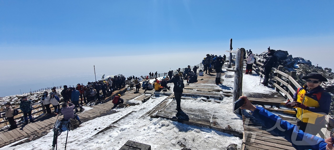 (제주=뉴스1) 홍수영 기자 = 22일 제주 한라산 등반객들이 성판악 탐방로를 이용해 백록담까지 올라 설경을 즐기고 있다.한라산 정상까지의 탐방로는 지난 1월27일 이후 출입이 통 …