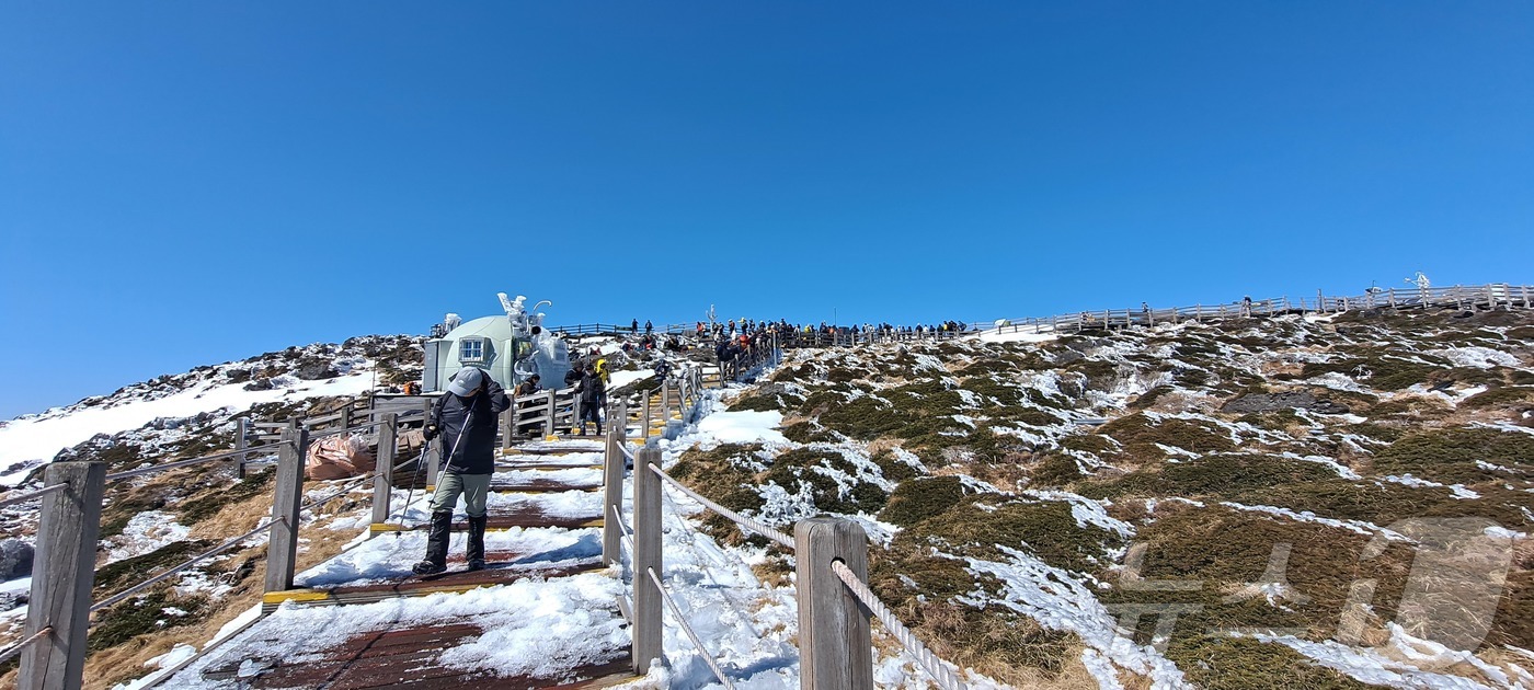 (제주=뉴스1) 홍수영 기자 = 22일 제주 한라산 등반객들이 이 성판악 탐방로를 이용해 백록담까지 오르고 있다.한라산 정상까지의 탐방로는 지난 1월27일 이후 출입이 통제됐다가 …
