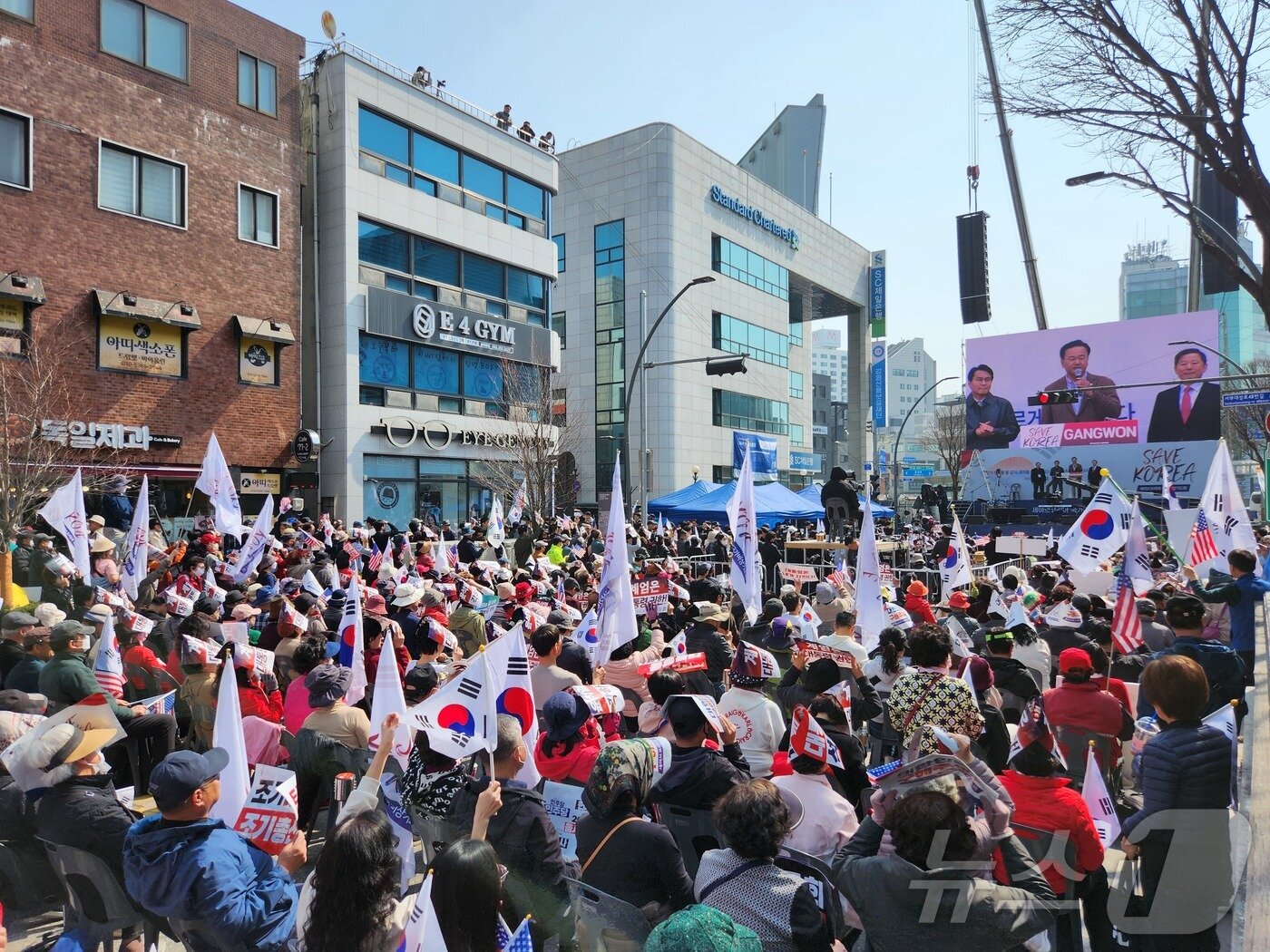 본문 이미지 - 22일 강원도청 앞 중앙로터리에서 세이브코리아 등 보수단체가 윤석열 대통령 탄핵을 반대하는 집회를 갖고 있다. 이날 집회에는 경찰 추산 약 2000명이 참석했다. 2025.3.22./뉴스1 ⓒ News1 이종재 기자
