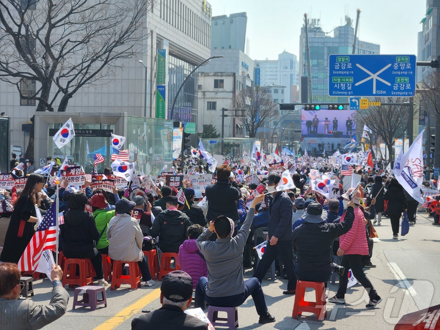 (춘천=뉴스1) 이종재 기자 = 22일 강원도청 앞 중앙로터리에서 세이브코리아 등 보수단체가 윤석열 대통령 탄핵을 반대하는 집회를 갖고 있다.이날 집회에는 경찰 추산 약 2000명 …