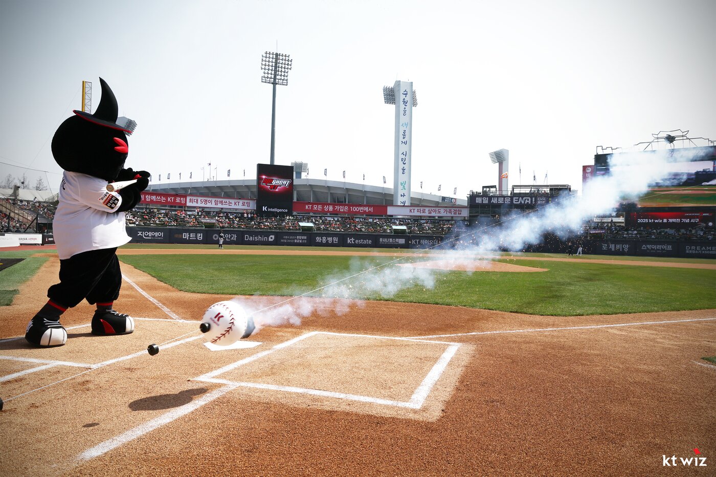 본문 이미지 - KT 위즈가 22일 열린 홈 개막전에서 라인로켓 시구를 선보였다. (KT 제공)
