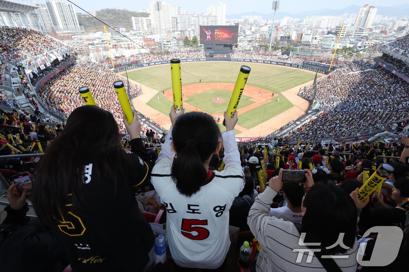 본문 이미지 - 광주 기아챔피언스필드를 찾은 야구팬들. 2025.3.22/뉴스1 ⓒ News1 김태성 기자