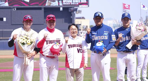 강기정 시장, KIA 타이거즈 홈 개막전 참석