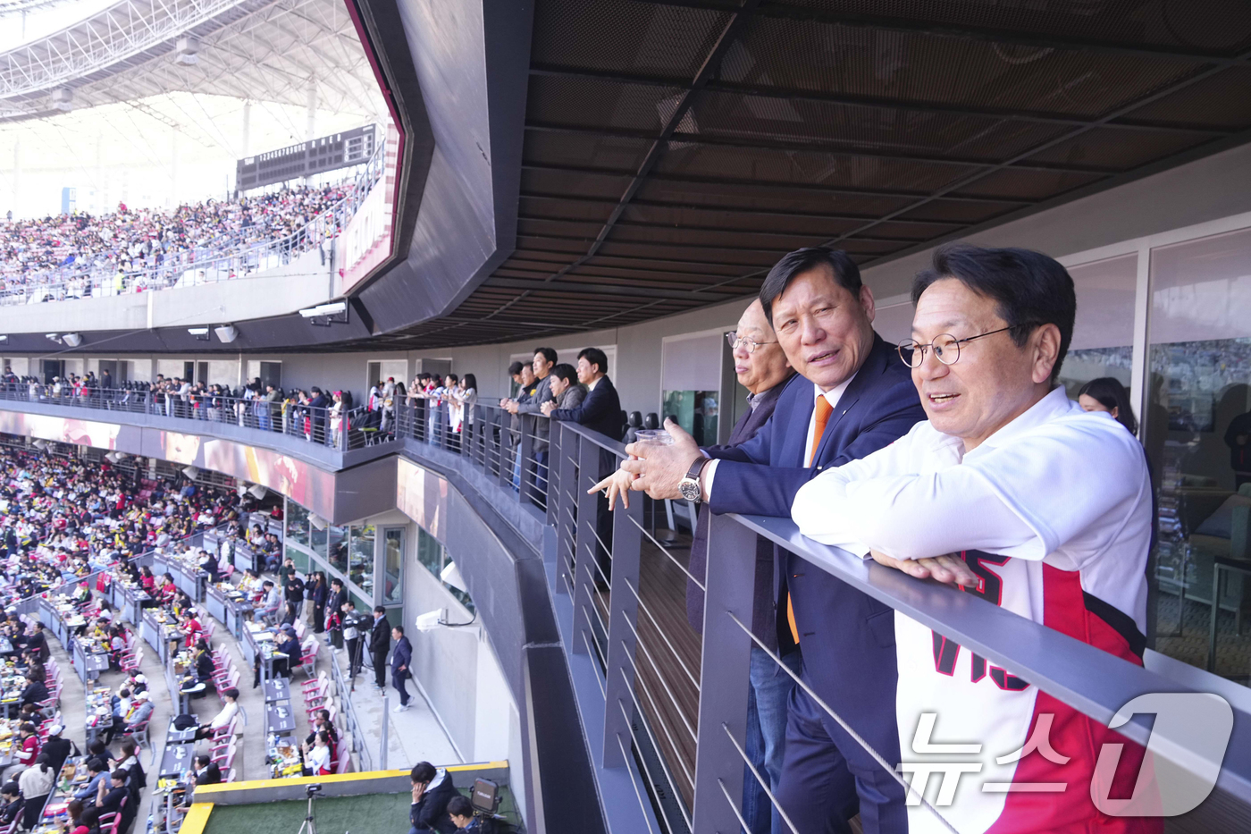 (광주=뉴스1) 박준배 기자 = 강기정 광주시장이 22일 오후 광주KIA챔피언스필드에서 열린 KIA 타이거즈와 NC 다이노스의 홈개막전에 참석해 허구연 한국야구위원회(KBO) 총재 …