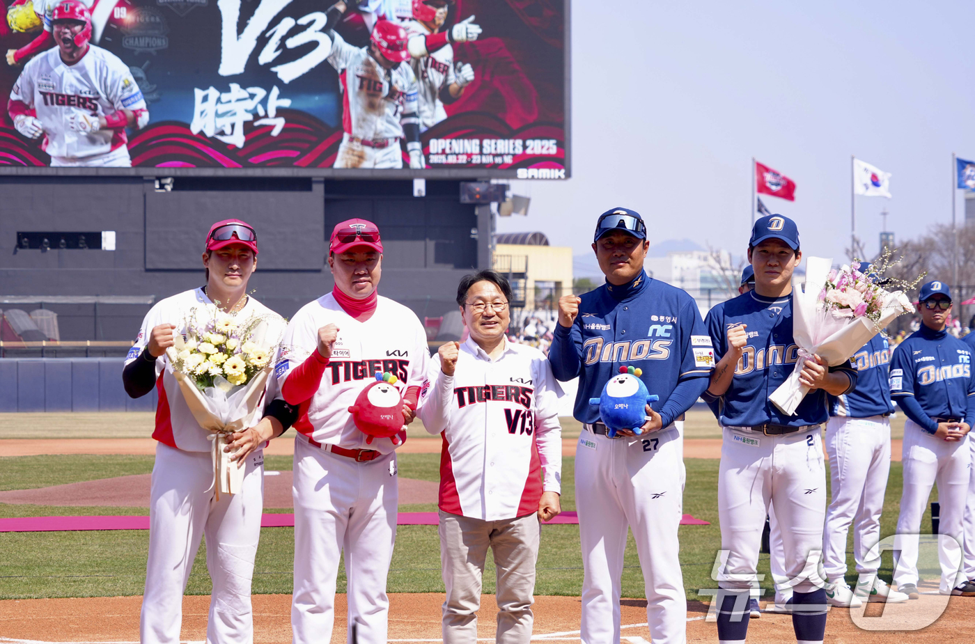 (광주=뉴스1) 박준배 기자 = 강기정 광주시장이 22일 오후 광주 KIA 챔피언스필드에서 열린 NC 다이노스와 KIA 타이거즈의 홈 개막전에 참석해 KIA 이범호 감독, NC 이 …
