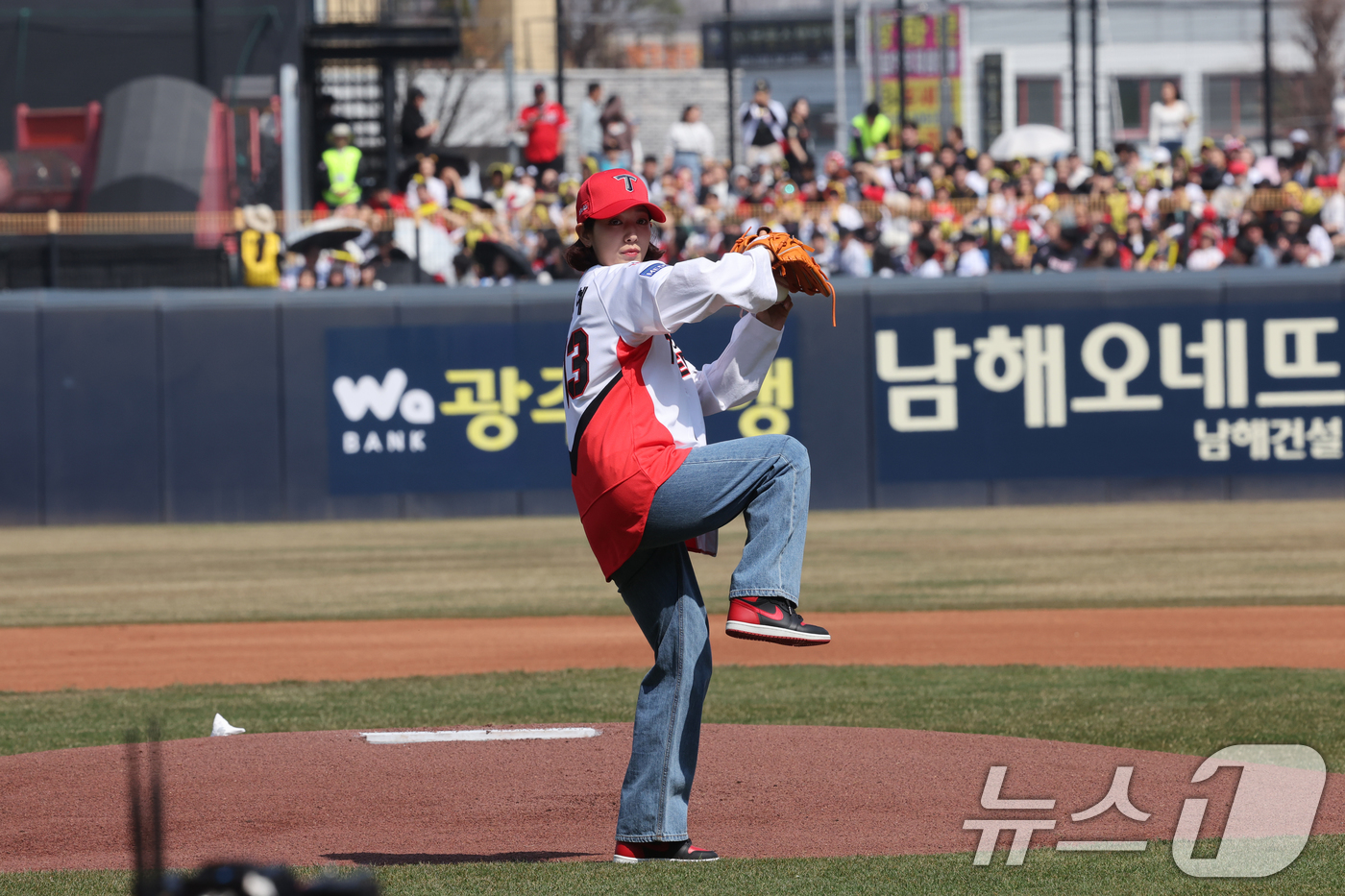 (광주=뉴스1) 김태성 기자 = 22일 광주 기아챔피언스필드에서 열린 '2025 신한 SOL 뱅크 KBO리그' 개막전 KIA타이거즈와 NC다이노스 경기에 앞서 배우 박신혜가 시구를 …