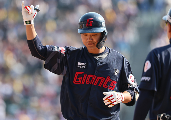 '손호영 결승포' 롯데, LG에 역전승…시범경기 선두 도약(종합)