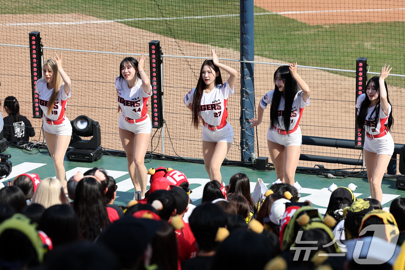 (광주=뉴스1) 이승현 기자 = 2025 신한 쏠 뱅크 KBO 리그 개막전 KIA 타이거즈와 NC 다이노스의 경기가 열리는 22일 광주 기아챔피언스필드에서 치어리더들이 공연을 선보 …